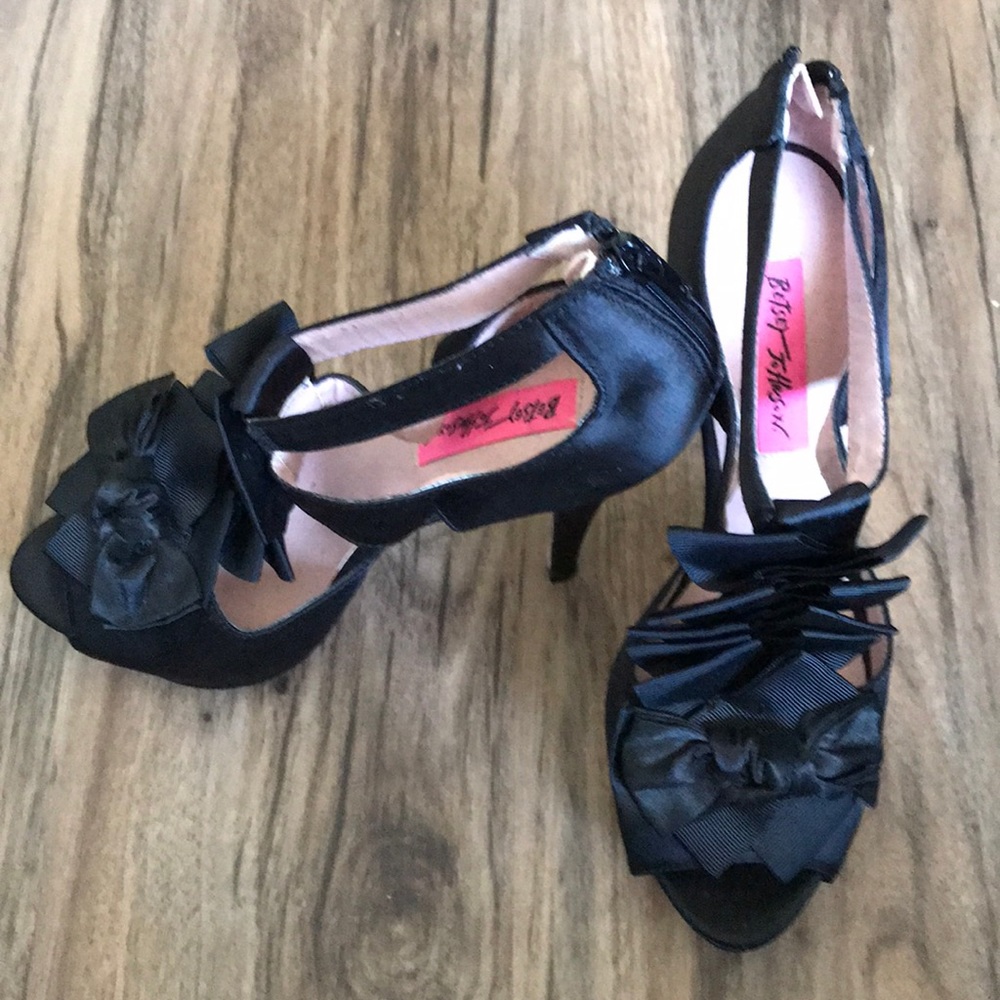 BETSY JOHNSON satin stilettos